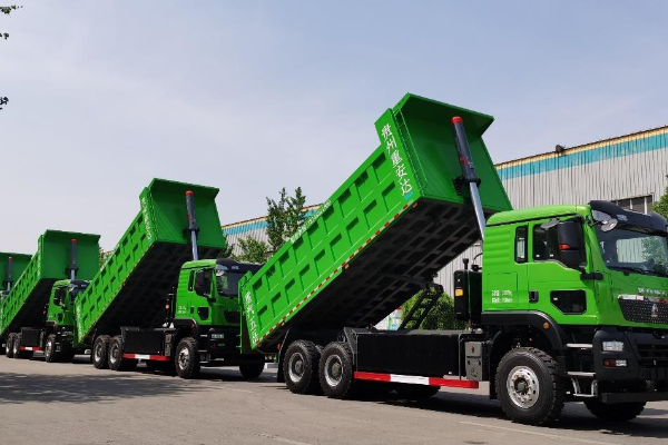 泰安五岳公司批量发交新能源自卸车